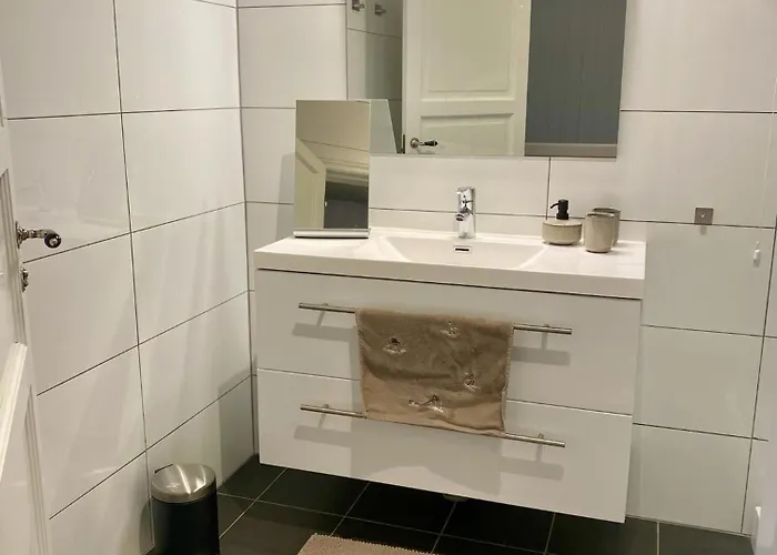 Bjarnebu - 4 Bedroom In *